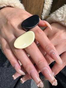 Set de 2 anillos de resina geométrica asimétrica en negro y beige, conjunto de anillos minimalistas vintage, adecuados para uso diario, vacaciones y fiestas - Multicolor - Ver 2