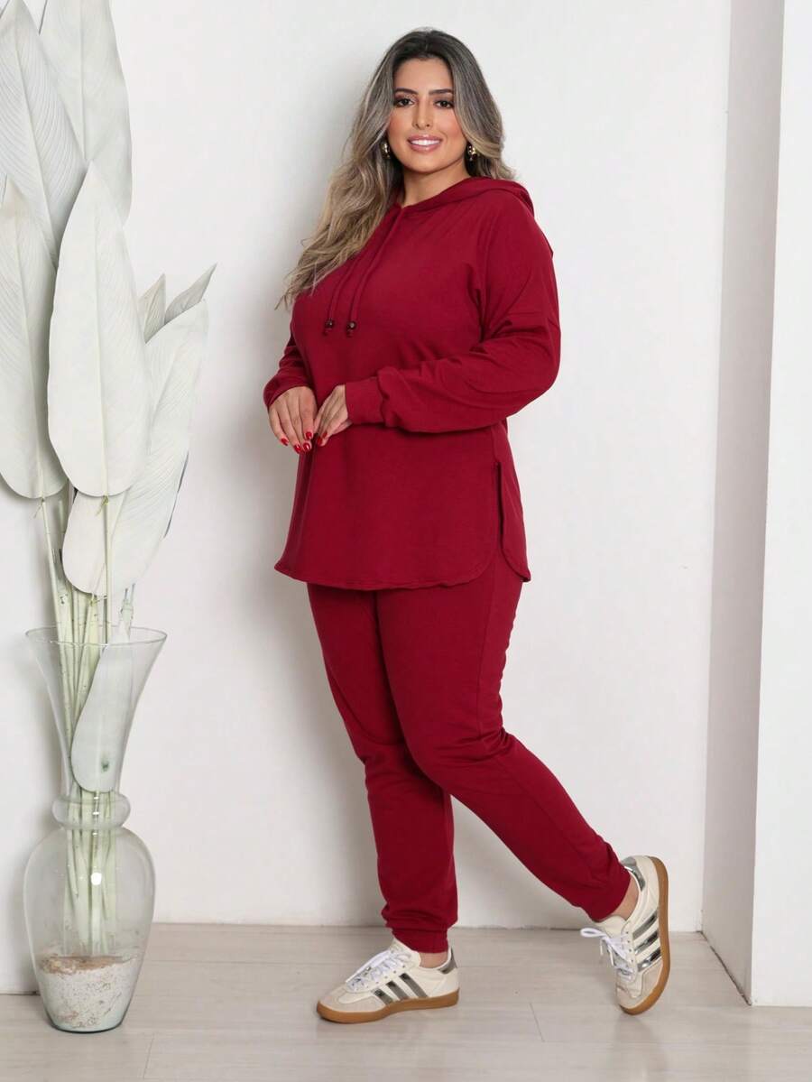 Conjunto feminino plus size moletinho, blusa manga longa, possui capuz e abertura lateral, e calça possui elástico na cintura, estilo jogger inverno. - Vermelho - Visão 1