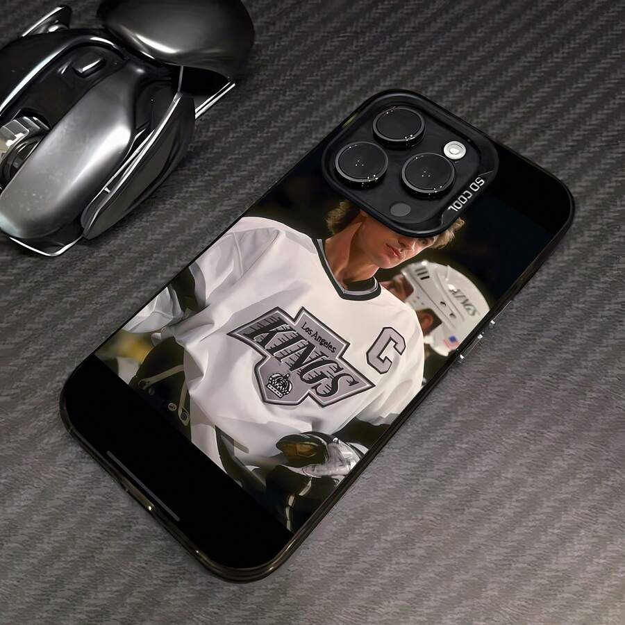 Wayne Gretzky Los Angeles Kings white hockey This stylish is compatible with Samsung, Apple, VIVO, OPPO, , Transsion, ,  and Honor. Made of TPU silicone, it offers shock and drop protection and a superior feel. It's an ideal gift for family, friends, and loved ones, and a perfect choice for valentines day and Year's gift. - Negro - Ver 1