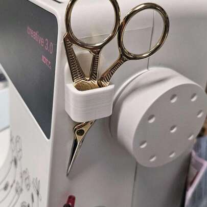 Hộp đựng kéo máy may được cố định bằng băng dính hai mặt, một hộp đựng dụng cụ may vá tiện dụng để chứa kéo, nhíp và dụng cụ tháo chỉ. Thiết kế nhỏ gọn và bền chắc, là một hộp đựng phụ kiện may vá thiết thực.