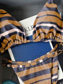 Set Bikini Bergaris untuk Wanita. Desain tali spaghetti menonjolkan garis leher dan bahu, menampilkan motif garis retro. Liburan Pantai Musim Panas - Kuning - View 2