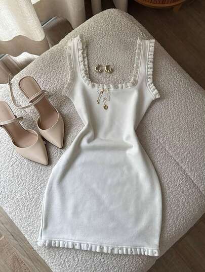 2026春夏新款白色针织连衣裙，适合夏季度假穿着，女士连衣裙，女士度假服装，白色无袖修身针织连衣裙，方领设计，珍珠荷叶边装饰，纯色修身短款连衣裙，是鸡尾酒会、晚餐约会、夏季度假的理想之选。