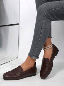 女士黑棕色纯色时尚平底乐福鞋，四季皆宜，优雅时尚，尤其适合春秋季和秋冬季节。橡胶TPR鞋底柔软耐磨，提升穿着舒适度。适合搭配职业装、学生装、居家服、旅行服以及各种优雅场合。经典百搭的设计，柔软舒适，带来卓越的穿着体验。 - 酒紅色 - 查看 7