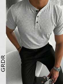 Camisa de manga corta con cuello henley de unicolor clásico para hombres GRDR, artículo esencial casual, imprescindible para el armario de verano - Gris Claro - Ver 4