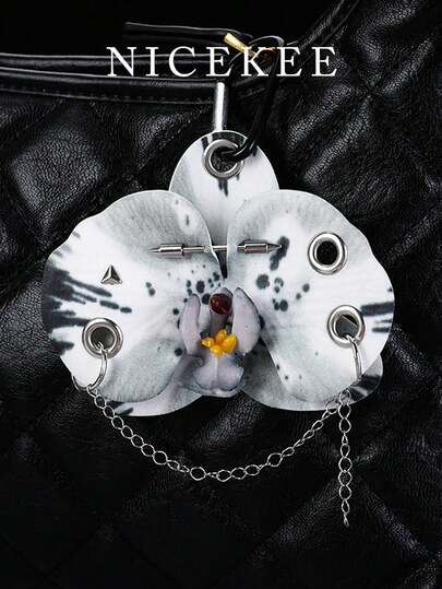 New Lily Flower Keychain, Versatile Phone Charm, Niche Design Minimalist Fashion Casual Bag Pendant With Rivet, Exquisite Car Key Chain Accessory, Suitable For Daily Matching And Gifts Kawaii Vacation Essentials Bag Accessories