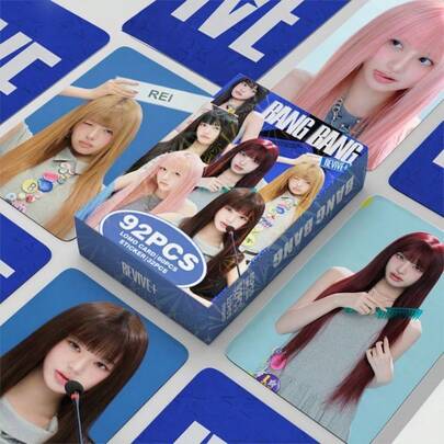92张IVE新专辑《REVIVE+》常规版第二张专辑先行单曲《BANG BANG》小卡，包含成员REI、Lien、Wonyoung、Yujin，以及贴纸和LOMO卡，适用于剪贴簿、手机壳、笔记本等，将IVE的风格融入你的日常生活，定制粉丝周边。
