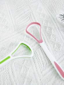 3pcs/1pc This Tongue Cleaner Is Designed To Effectively Remove Bacteria, Food Residues And Odor-Causing Substances From The Tongue Surface. As Shown In The Comparison Image, It Can Clean The Dirty Tongue To Be Clean And Healthy, Significantly Improving Oral Health And Reducing Bad Breath. - Multicolor - View 2