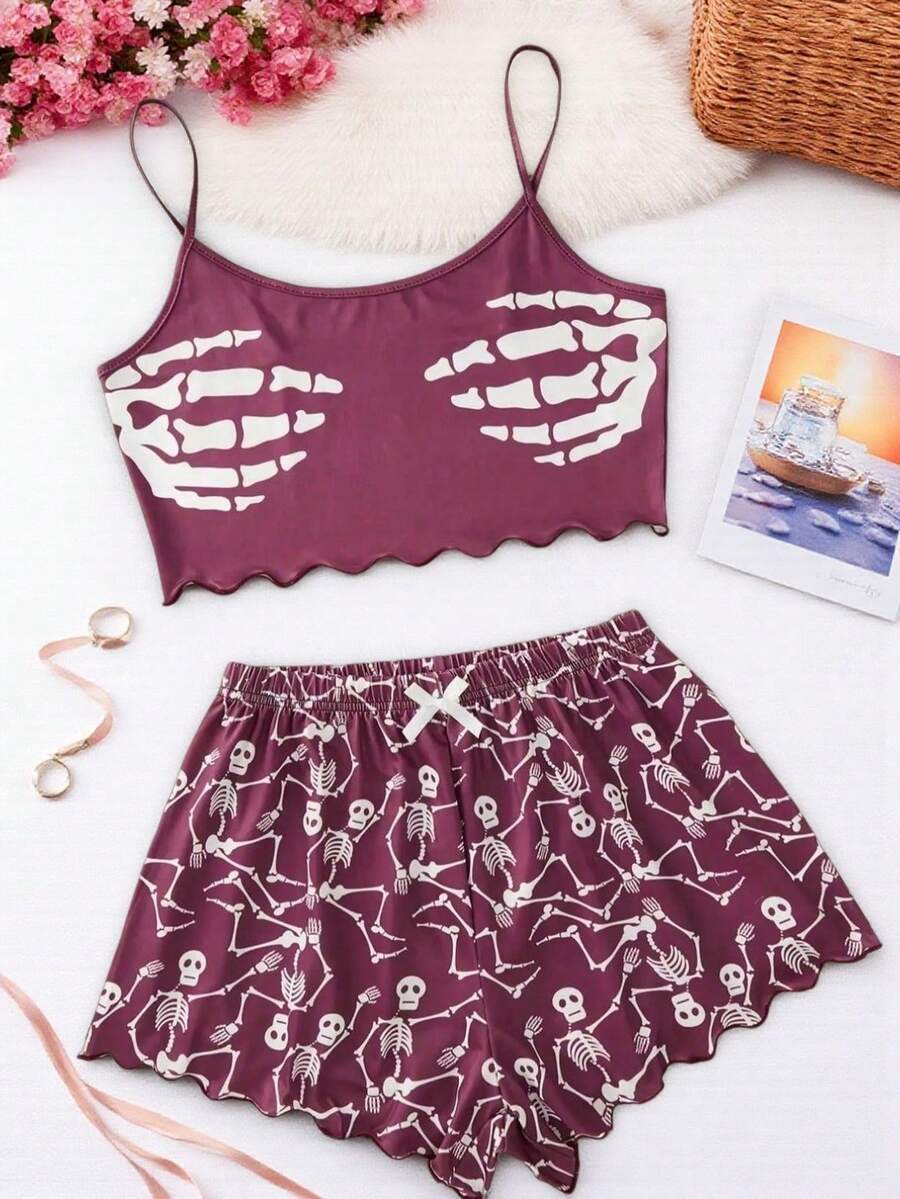 Bộ đồ ngủ gồm áo hai dây và quần short in hình bàn tay xương.