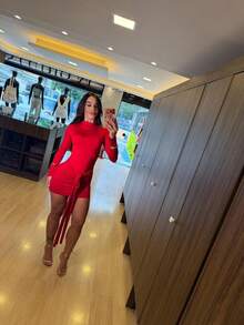 Women's Short Red Dress With Long Sleeves, High Neck, Front Draping, And Tie Belt. Fitted To The Body. Made Of Stretchy Suplex Fabric. Elegant And Sensual Look For Parties, Dinners, Events, Nights Out, Clubs, Birthdays. Modern Women's Clothing. - 紅色 - 查看 7