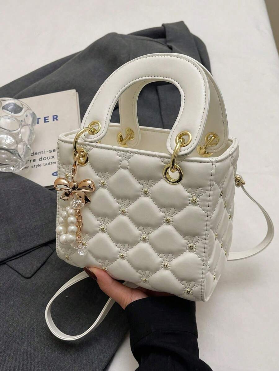 Bolsa feminina elegante com estampa de losangos, modelo casual coreano, estilo ombro e transversal, bolsa pequena e exclusiva, inspirada na Princesa Diana com laço de pérolas, perfeita para casamentos e noivas.