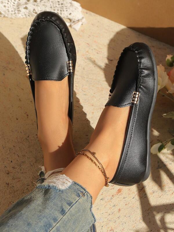 Spring/Summer/Autumn/Winter New Casual Slip-On Loafers, Plus Size Simple Solid Color Comfortable Breathable Vacation Style Fashion Metal Buckle Patchwork Handmade Ruffle Round Toe Flat Moccasins, Suitable For Daily, Commute, Leisure, Vacation, Ageless, Black Leather Classic Shoes For Women