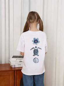这款少女T恤印有海龟、贝壳和热带花卉图案，柔软舒适，适合女孩旅行、度假、户外活动和日常休闲穿着，是休闲旅行的最佳选择！时尚百搭的少女春夏休闲上衣。 - 白色 - 查看 2