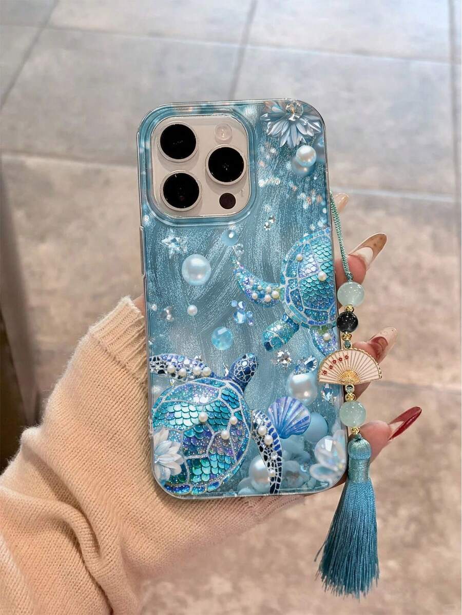 羽毛雪纺E款蓝色梦幻海龟珍珠彩绘，搭配彩色珠子，白色梅花扇形流苏吊坠小饰品，兼容 14、14 Pro、14 Pro Max夏季3D手机壳，13、13 Pro、13 Pro Max卡通款，11、11 Pro Max彩绘款，防摔XR卡通款，7/8 GES2手机壳，兼容 15、15 Pro、15 Pro Max、16、16 Pro、16 Pro Max系列，S23、S24、A04、A05、A14、A12、A15、A33、A53、A32、A35、A34、13、13 Pro、14、14 Pro、15、15 Pro系列高端手机案例，国际版，非国内版