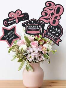 Conjunto de 5 enfeites de papel para vasos com o tema da formatura de 2026. Ideais para decoração de festas e cerimônias de formatura. Perfeitos para montar seu próprio vaso. Perfeitos para parabenizar os formandos de 2026 pela formatura, decoração de casa e de quarto. Centro de mesa para festa de formatura, lembrancinha para a turma, painel de fundo para festa de formatura e presente de formatura. - multicolorido - Ver 4