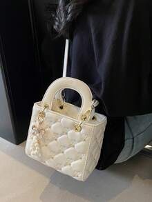 Bolsa feminina elegante com estampa de losangos, modelo casual coreano, estilo ombro e transversal, bolsa pequena e exclusiva, inspirada na Princesa Diana com laço de pérolas, perfeita para casamentos e noivas. - Branco - Ver 5