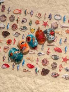 1张海洋主题美甲贴纸，包含贝壳、海星、热带鱼、章鱼和其他海洋生物，适合打造夏日、海滩、清新或度假风美甲，是日常穿搭、约会、派对、海滩旅行的理想之选，尤其吸引热爱自然和海岛风情的年轻人。 - 彩色 - 查看 8