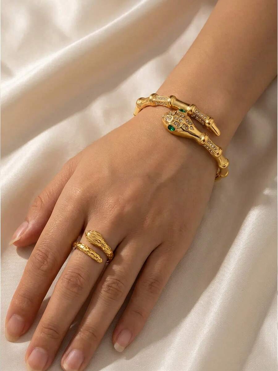 这款2件套金色首饰套装,包含一个精致时尚的不锈钢手镯和一个戒指,是休闲约会、热闹派对、日常通勤以及馈赠亲友的理想之选。套装包含一个可叠戴的开口手镯,饰有蛇鳞纹理;以及一个与之相配的盘绕蛇形戒指,蛇头细节刻画精细。材质亲肤,低致敏性。可与衬衫、连衣裙和皮夹克完美搭配,打造大胆优雅的日常造型。 - 金色 - 查看 1