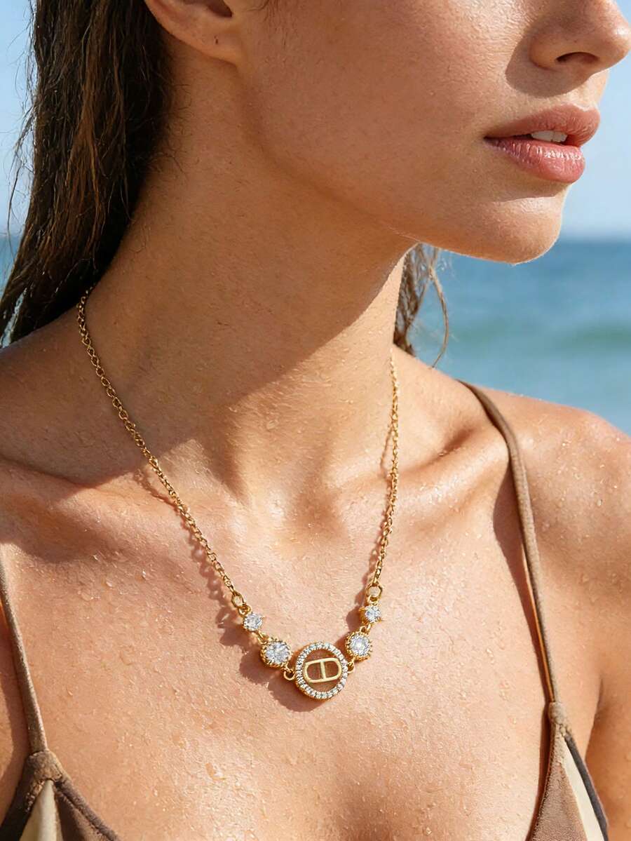 1 pieza Exquisito collar de acero de titanio con letra CD micro-incrustada de rhinestone, collar de nariz de cerdo de rhinestone minimalista y versátil para mujeres - collar - Ver 1