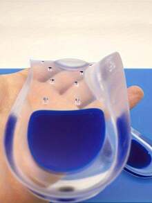 1双凝胶鞋跟垫，硅胶材质，适用于足底筋膜炎、足跟痛、骨刺痛和跟腱疼痛的治疗，并提供减震支撑。可作鞋架使用，方便收纳，适合户外、花园、旅行、海滩等场合。也适合毕业季、毕业典礼、毕业典礼、毕业礼物、毕业赠礼、毕业礼物、毕业派对等场合。 - 多色 - 查看 5