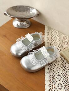 1双蕾丝边婴儿皮鞋+魔术贴，防滑软底，女童公主风日常/生日派对玛丽珍鞋 - 銀色 - 查看 4