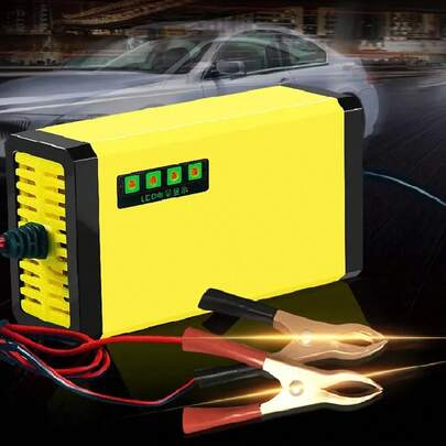 Adaptador de cargador de batería de automóvil mini portátil 12V 2A para motocicletas y automóviles, cargador de batería inteligente con pantalla LED, color amarillo principal.