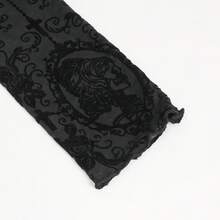 Devil fashion Blusa de encaje con hombros descubiertos y cordón, camiseta interior transparente de manga larga con estampado de cruz y rosa en estilo gótico - Negro - Ver 7