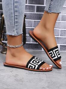 Sandal nữ họa tiết hình học, kiểu dáng thường ngày, dễ xỏ chân. - Đen và trắng - Xem 3