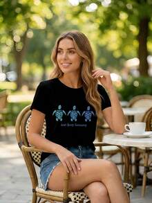 This Women's Must - Have T - Shirt Is A Stylish American - Style Piece. Crafted From High - Quality 100% Pure Cotton Fabric, It Is Not Prone To Pilling And Ensures Comfortable Wear. Weighing 180 Grams, The T - Shirt Is Breathable, Versatile, And Suitable For All Body Types. It Has A White Base, Short Sleeves, And A Round Neck. On The Front, There Are Three Sea Turtles In Teal And Blue Hues, With The Text "Just Keep Swimming" Below The Turtles. The T - Shirt Won't Fade Even After Multiple Washes, Making It An Ideal Choice As A Back - To - School Gift, Graduation Present, Or A Valentine's Day Surprise For Your Partner. - 黑色 - 查看 4