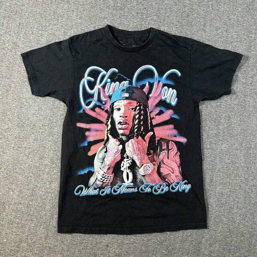 AKing Von RARE T-Shirt What It Means To Be King Rap Hip Hop Tee Men's Sz M Graphic Tees Spring/Summer Casual Printed Short-Sleeved T-Shirt, Y2K Style, Printed With Slogans/Figures, Suitable For Summer, School, Emo, And 2000s Style Wear. - 黑色 - 查看 1