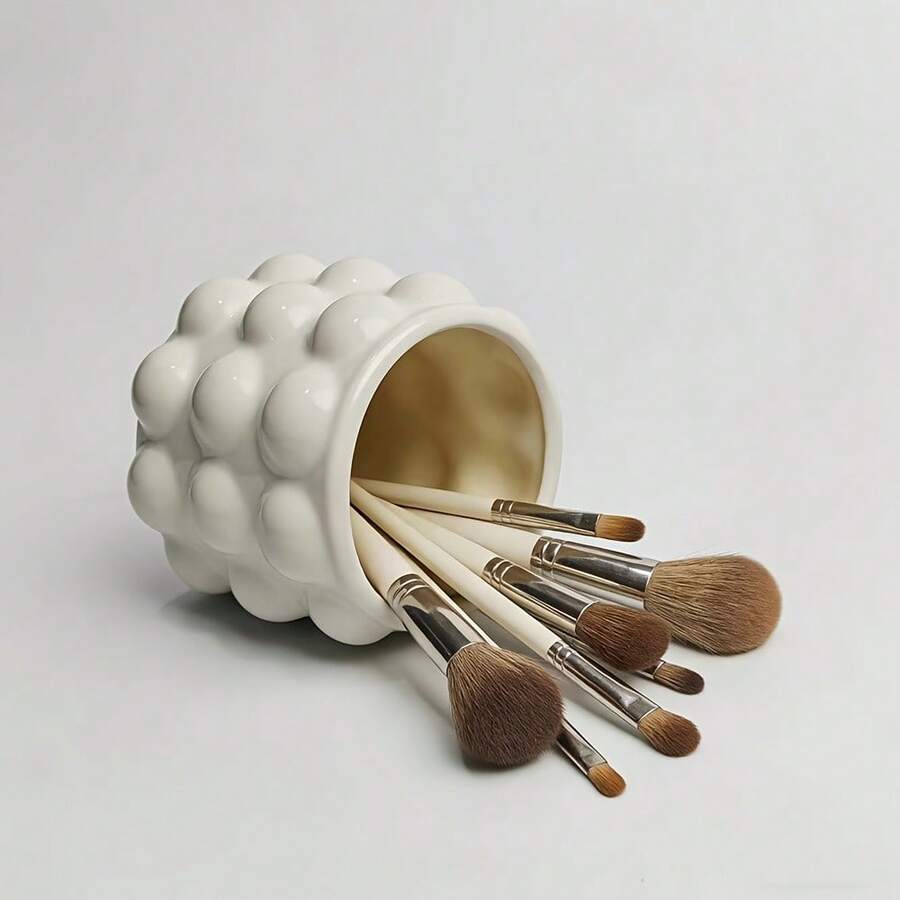 Soporte único en forma de cerámica para brochas de maquillaje, elegante contenedor de almacenamiento multifuncional para el escritorio. Adecuado para brochas de maquillaje, joyas, bolígrafos y artículos pequeños - Material de cerámica resistente, superficie lisa, adecuado para el tocador, la oficina - Ver 1