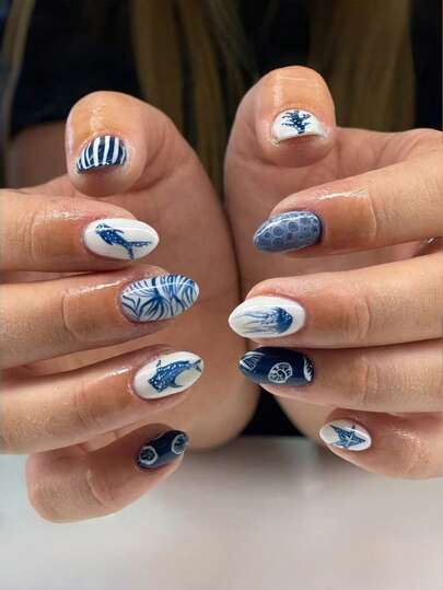 24片椭圆形美甲贴片，夏季短款椭圆形海洋生物蓝色美甲贴片，欧美海滩贝壳图案系列，非常适合欧美辣妹、女士、海边郊游、摄影、日常场合等。短指甲、美甲装饰、美甲配件、美甲艺术！