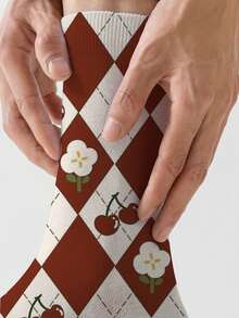 1双360男士袜子——趣味十足的全幅印花，饰以对比鲜明的菱形格纹、花朵、樱桃等元素，展现复古文学艺术风格。这款时尚休闲的街头嘻哈360袜子柔软舒适，弹性极佳，是理想的压缩袜、情人节礼物或宽松的孕妇袜之选。 - 彩色 - 查看 4