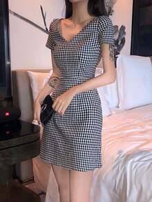 Vestido corto de mujer Novedad de verano: vestido retro de estilo hongkonés con cuello en V, manga corta y estampado a cuadros. Silueta favorecedora para complexiones pequeñas. Elegante opción para combinar en capas. Minifalda evasé para mujer. - Negro - Ver 10
