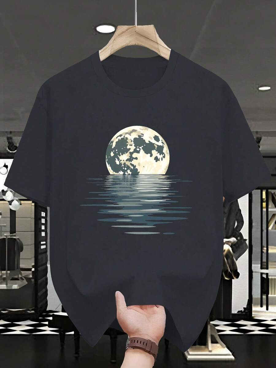 Camiseta Casual de Talla Grande para Hombre con Diseño de Luna y Agua Tranquila - Poliéster Suave, Cuello Redondo, Manga Corta, Ropa de Verano, Corte Relajado, Camiseta Casual de Verano | Diseño Tranquilo | Confección de punto, TALLA GRANDE - Negro - Ver 1