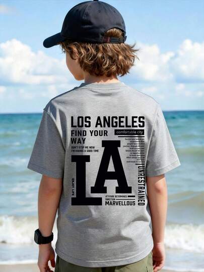 这款休闲灰色圆领T恤专为大龄儿童设计，饰有创意字母图案，男女皆宜。非常适合上学、购物、日常穿着和度假。不仅适合日常穿着，也是馈赠亲朋好友的绝佳礼物。