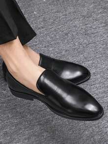 2026 Nuevos zapatos de cuero para hombres con suelas rojas, zapatos Oxford formales de negocios de moda, elegante estilo británico, mocasines casuales transpirables, zapatos Derby de punta fina para verano y otoño, zapatos de boda para novio, zapatos de vestir cómodos para oficina, zapatos Derby de lujo clásicos negros para ir al trabajo - Negro - Ver 5
