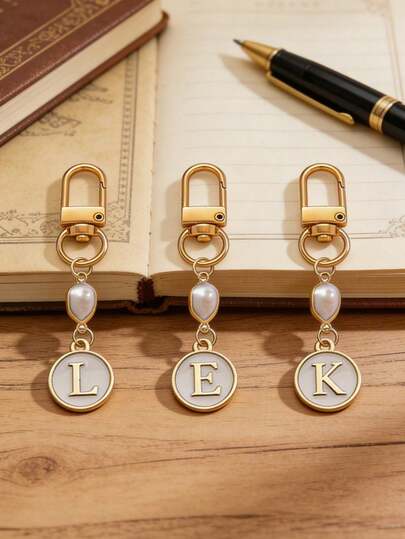 1 pezzo Portachiavi con perla smaltata a forma di lettera, portachiavi in lega da A a Z, accessorio bianco, miglior accessorio di moda per primavera/estate, regalo romantico classico per donne/ragazze, regalo ideale per compleanni, moschettone, decorazione portachiavi in metallo da donna, adatto per appuntamenti, vacanze, spiagge, lavoro, scuola, sorelle, fidanzate, amici, partner, regalo bellissimo per la festa della mamma