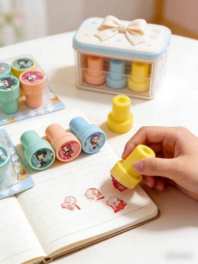Juego de sellos automáticos con temática de grupo femenino de K-POP - Diversos sellos de arte de personajes chibis vibrantes, mercancía de fans coleccionables, sellos decorativos portátiles adecuados para diarios, planificadores, manualidades DIY, diseño duradero, regalo ideal para fans de K-POP, amantes de la papelería y entusiastas de los accesorios