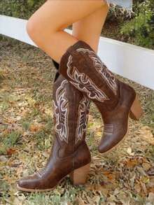 Botas de vaquera de moda retro para mujer con puntera puntiaguda, bordado, tacón alto de bloque, de fácil puesta, de media pantorrilla, para fiestas, bodas, exteriores y vestidos elegantes - Marrón - Ver 2