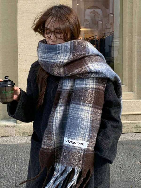 女士蓝色格子围巾，2025新款保暖披肩带流苏，适合学生和冬季休闲穿着。