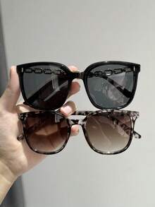 2 chiếc bộ ấm trà đôi màu đen, xám, trắng in họa tiết da báo.