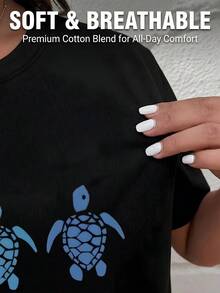 This Women's Must - Have T - Shirt Is A Stylish American - Style Piece. Crafted From High - Quality 100% Pure Cotton Fabric, It Is Not Prone To Pilling And Ensures Comfortable Wear. Weighing 180 Grams, The T - Shirt Is Breathable, Versatile, And Suitable For All Body Types. It Has A White Base, Short Sleeves, And A Round Neck. On The Front, There Are Three Sea Turtles In Teal And Blue Hues, With The Text "Just Keep Swimming" Below The Turtles. The T - Shirt Won't Fade Even After Multiple Washes, Making It An Ideal Choice As A Back - To - School Gift, Graduation Present, Or A Valentine's Day Surprise For Your Partner. - 黑色 - 查看 3