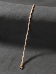 1 pièce Bracelet chaîne de tennis entièrement pavé de diamants dorés, disponible en plusieurs tailles. Accessoire polyvalent et délicat pour femmes avec des pierres de zircone densément montées qui brillent magnifiquement sous la lumière. Design minimaliste mais luxueux, convenant à diverses occasions - Or jaune - Voir 6