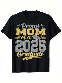 Camiseta de Graduación Clase de 2026 - Diseño Estilo "Padre y Madre Orgullosos" con Letras y Estampado de Diploma - Camiseta de Manga Corta con Cuello Redondo Suave para Mujeres y Hombres - Regalos de Graduación para Estudiantes de 2026, Parejas, Apta para Todas las Temporadas - Negro - Ver 1