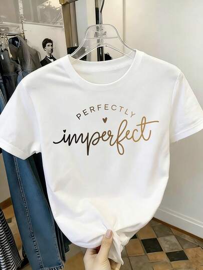 少女款“不完美也完美”标语印花T恤，面料柔软舒适，适合女孩户外运动、日常穿着、街头风、校园风，是春夏时尚休闲上衣的理想之选。