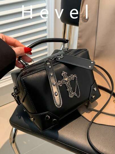 1个黑色十字架装饰朋克摇滚摩托车风格手提包，时尚铆钉细节肩背/斜挎化妆包，女士适用，适合日常使用和约会礼物