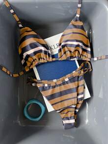Set Bikini Bergaris untuk Wanita. Desain tali spaghetti menonjolkan garis leher dan bahu, menampilkan motif garis retro. Liburan Pantai Musim Panas - Kuning - View 3
