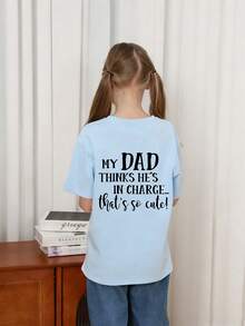 Camiseta infantil com estampa "Meu pai acha que manda em tudo... Que fofo!", ideal para meninas praticarem esportes ao ar livre, usarem casualmente no dia a dia e serem versáteis na primavera/verão. - Baby Azul - Ver 4