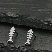 一对鱼骨形耳环。设计以对称的鱼骨为中心，风格简约。适合日常通勤、休闲聚会等场合佩戴，是馈赠佳品。 - GED860 - 查看 6