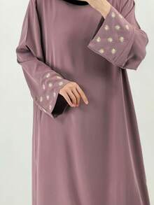 一件精美刺绣披肩，采用尼达面料，透气舒适，适合穆斯林/伊斯兰女性日常穿着，可搭配长袍。 - 彩色 - 查看 28